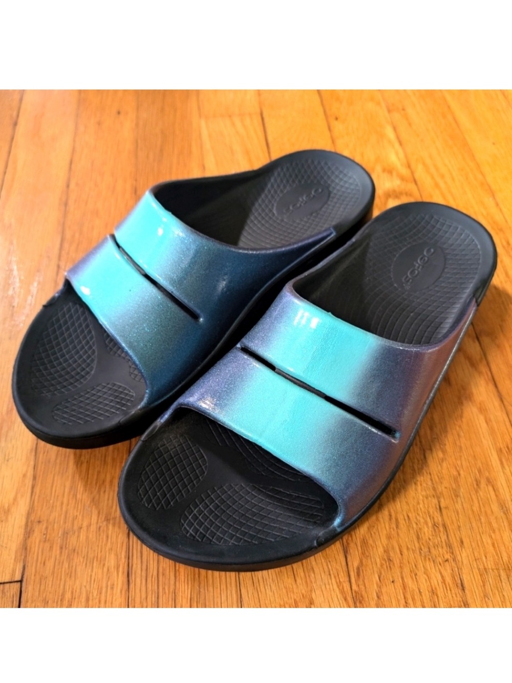 OOFOS Ooahh Luxe Slide
Atlantis Iridescent Recovery Slides M9 W11 Euro 42